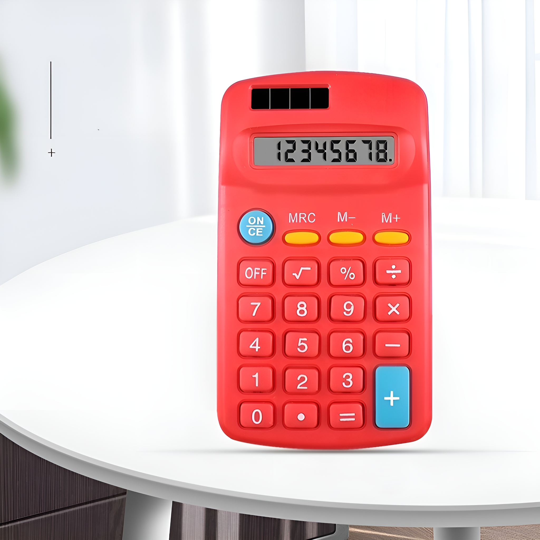 Roter Taschenrechner mit Anzeige, die Zahlen zeigt, und Tasten auf weißem Tisch.