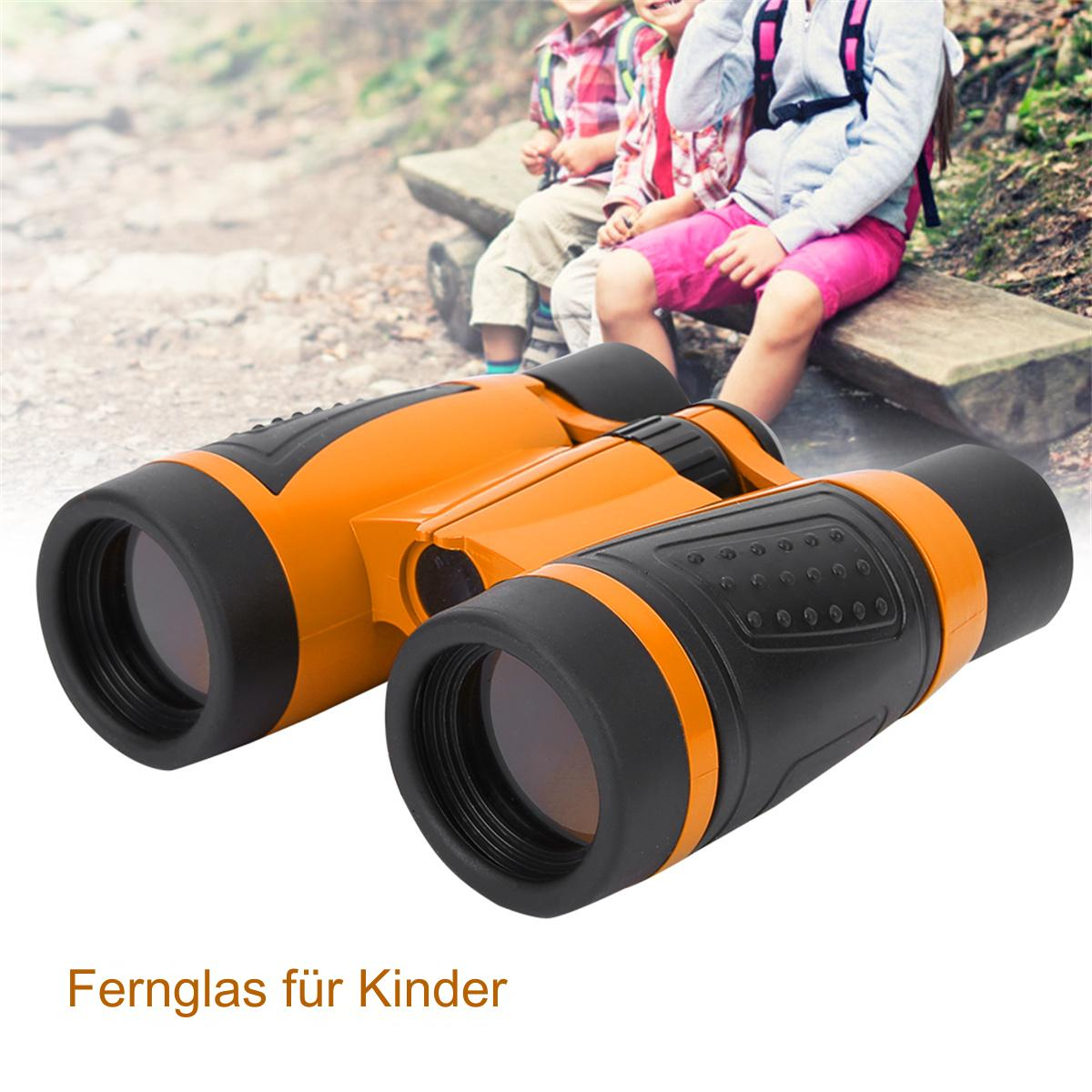 Orange-schwarzes Fernglas. Der Text 'Fernglas für Kinder' steht darunter. Kinder im Hintergrund.