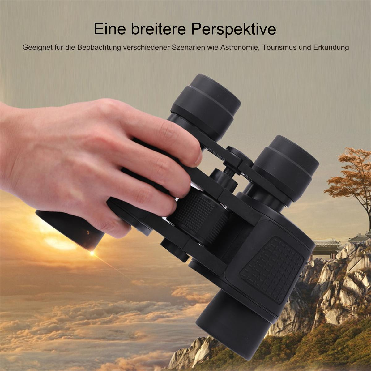 Eine Person hält ein Fernglas mit Text darüber, der eine weitere Perspektive beschreibt, mit Landschaft.