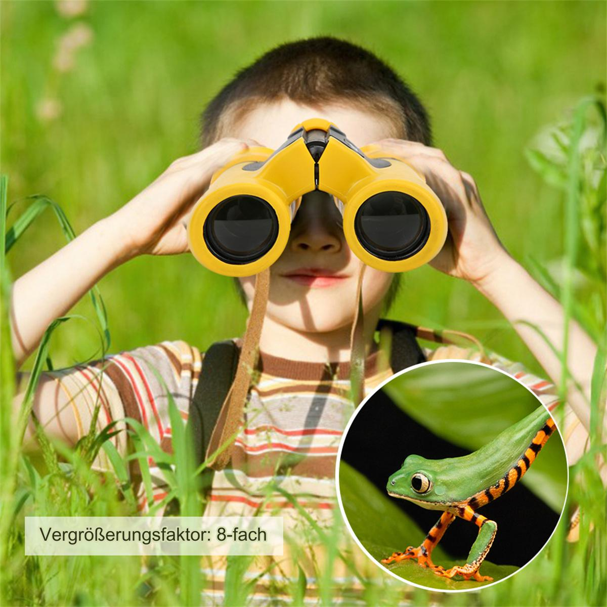 Ein Junge benutzt ein gelbes Fernglas in einem grünen Grasfeld. Ein vergrößertes Bild eines grünen Frosches wird gezeigt.