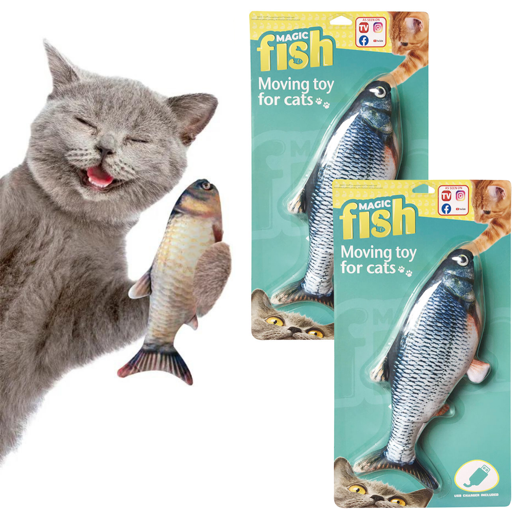 Eine graue Katze spielt mit einem Spielzeugfisch. Zwei verpackte Spielzeugfische befinden sich rechts. Die Katze lächelt.