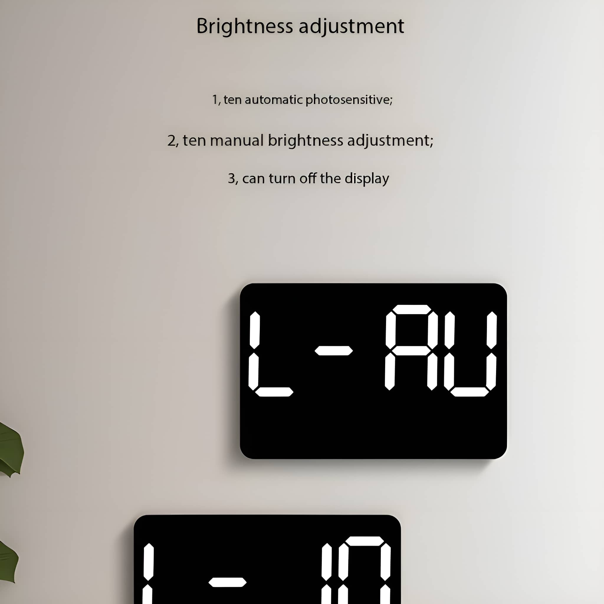 Zwei schwarze rechteckige Displays mit Text. Text links ist 'L-AU'.