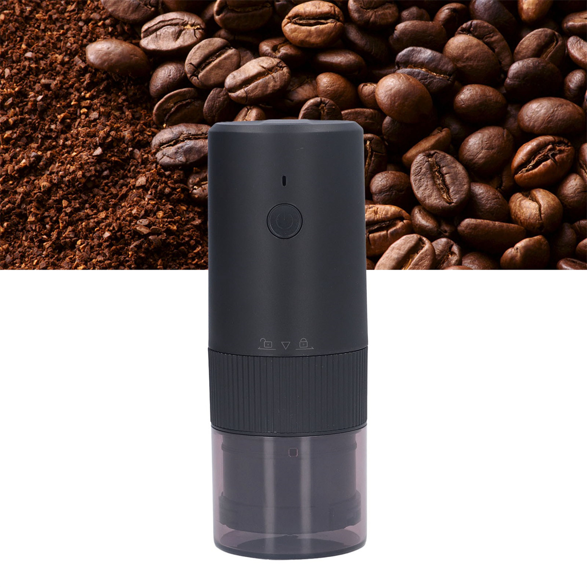 Schwarze elektrische Kaffeemühle. Ganze und gemahlene Kaffeebohnen im Hintergrund.