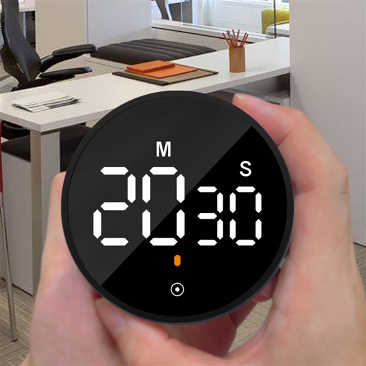 Schwarzer Timer mit digitaler Zeitanzeige. Der Timer wird von Händen gehalten. Büro-Hintergrund.