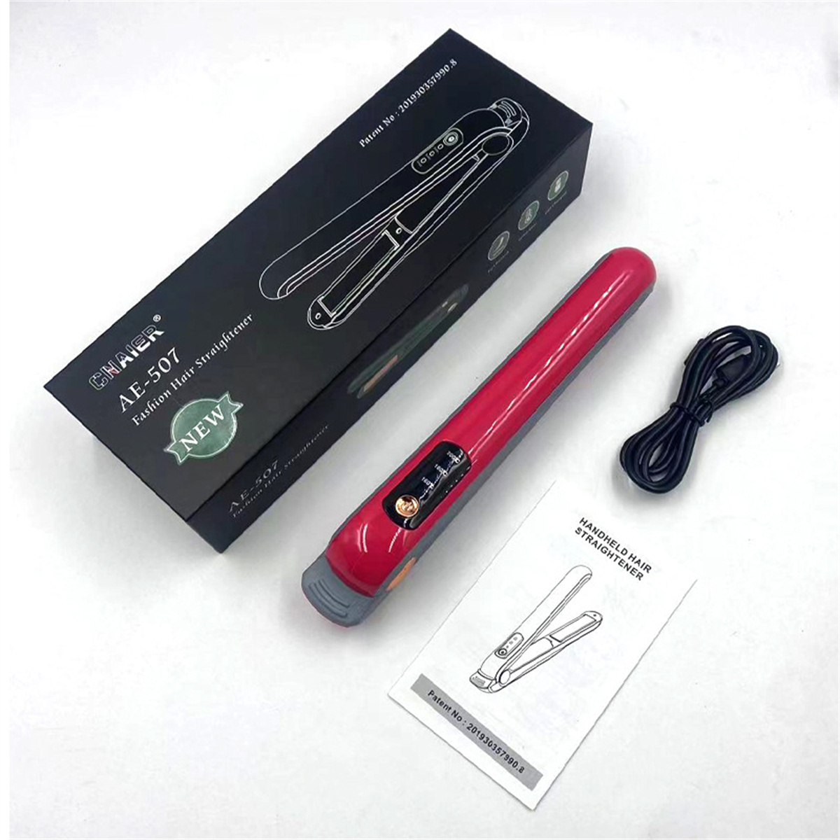 Roter und schwarzer Haarglätter mit Box, Kabel und Bedienungsanleitung.
