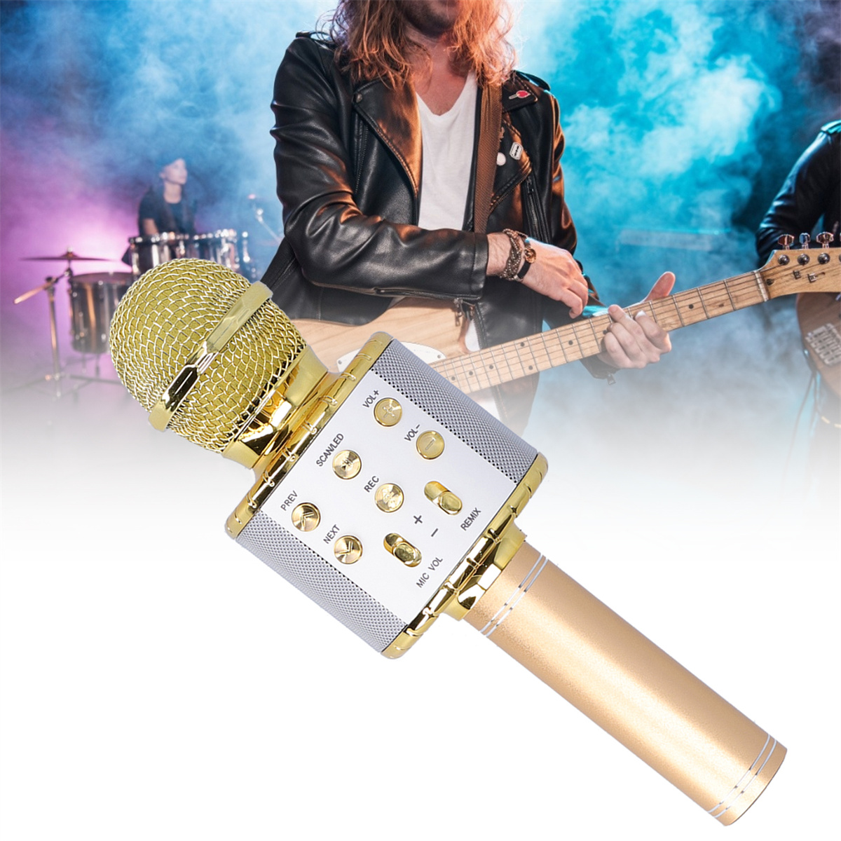 Goldenes Mikrofon mit Knöpfen und ein Musiker, der im Hintergrund Gitarre spielt.