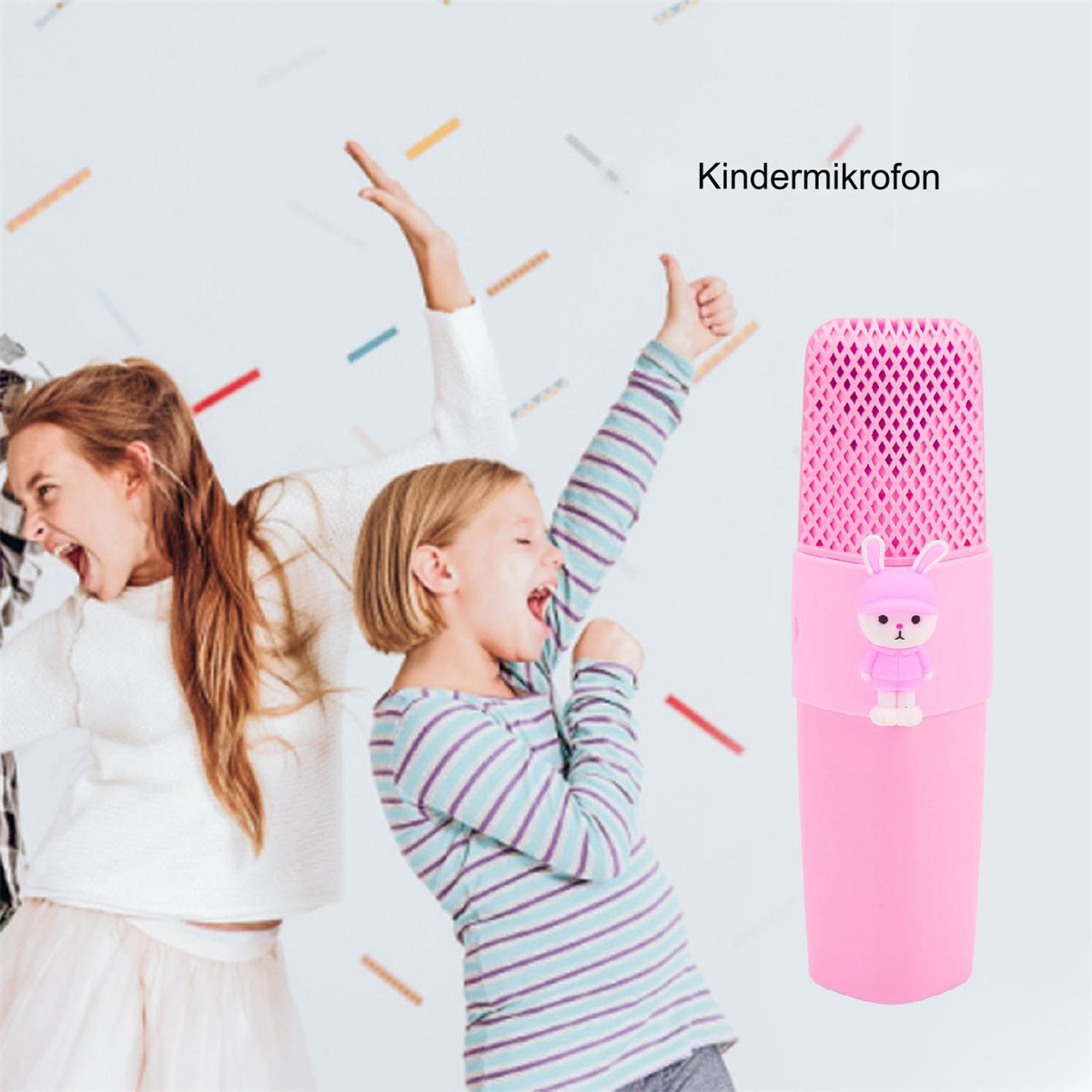 Zwei Mädchen singen in ein rosa Mikrofon mit einem Hasen darauf.