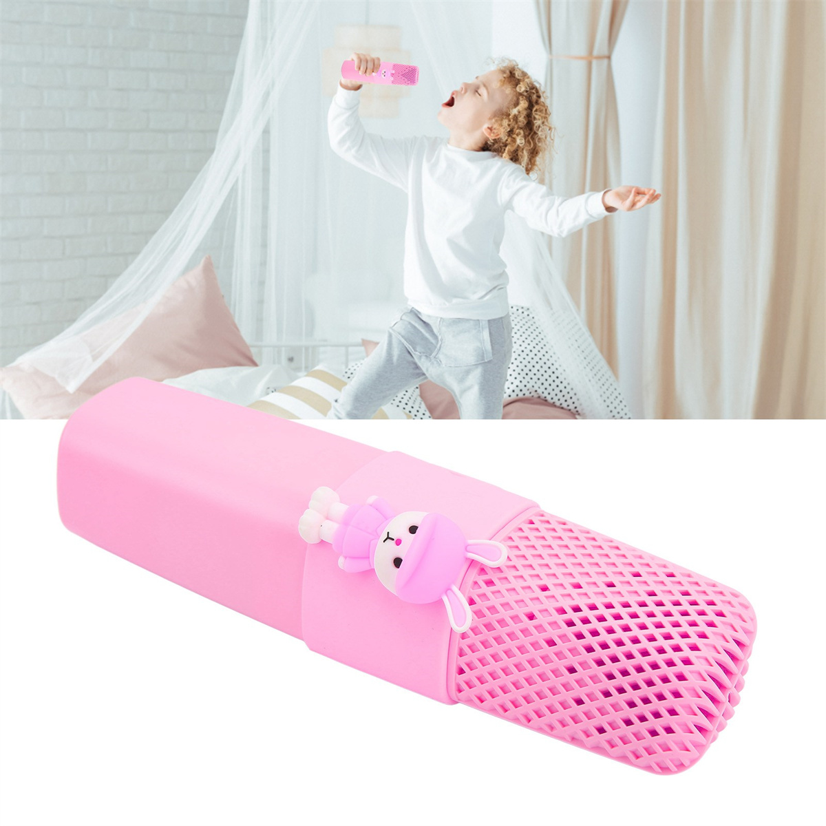 Ein Mädchen singt in ein pinkes Mikrofon, mit Hasendekoration, in einem Zimmer.
