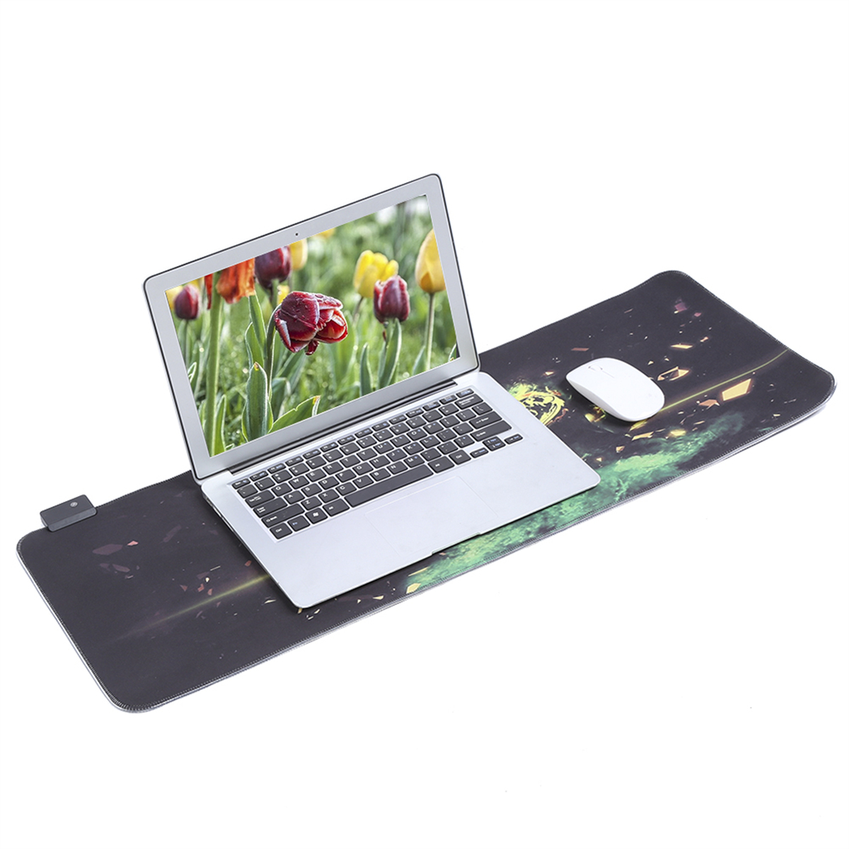 Ein Laptop auf einem schwarzen Mauspad mit einer weißen Maus. Der Laptop-Bildschirm zeigt Blumen.