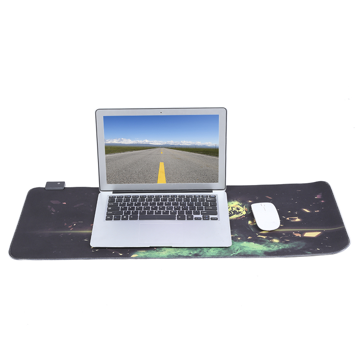 Laptop auf einem Mauspads mit Straßenbild auf dem Bildschirm, eine weiße Maus rechts.