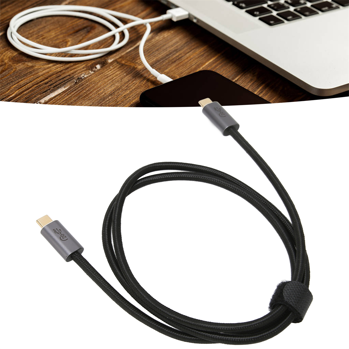 Schwarzes USB-C-Kabel, an Laptop und Telefon angeschlossen. Holztisch.