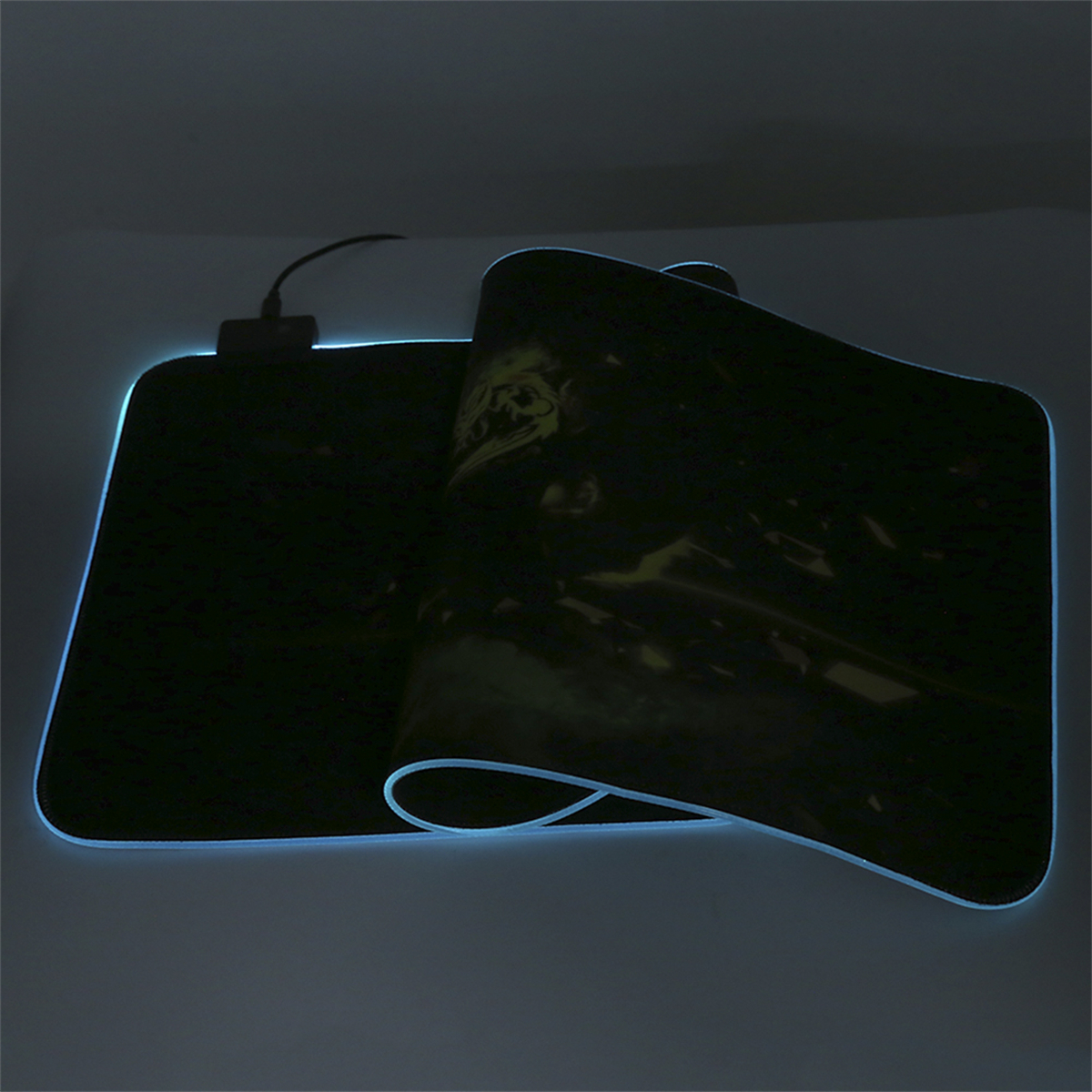 Schwarzes Gaming-Mauspad mit blauer LED-Beleuchtung. Es ist aufgerollt, zeigt ein Design innen.