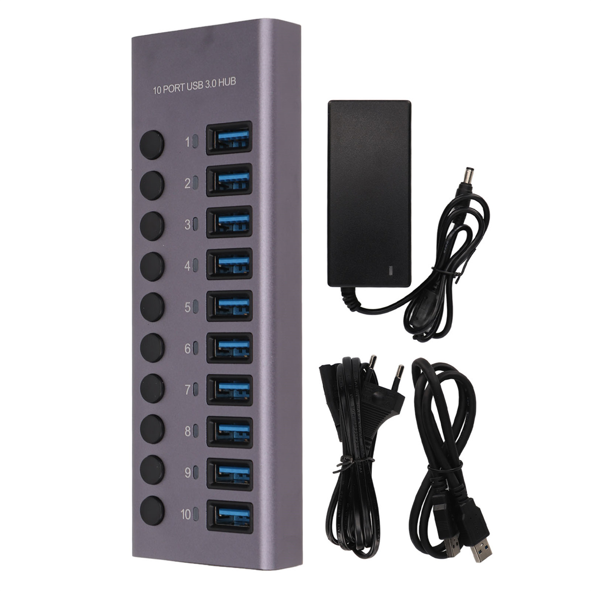 Grauer USB-Hub mit 10 Anschlüssen, Netzteil und Kabeln. Der Hub hat eine Reihe von Anschlüssen und Knöpfen. Weißer Hintergrund.