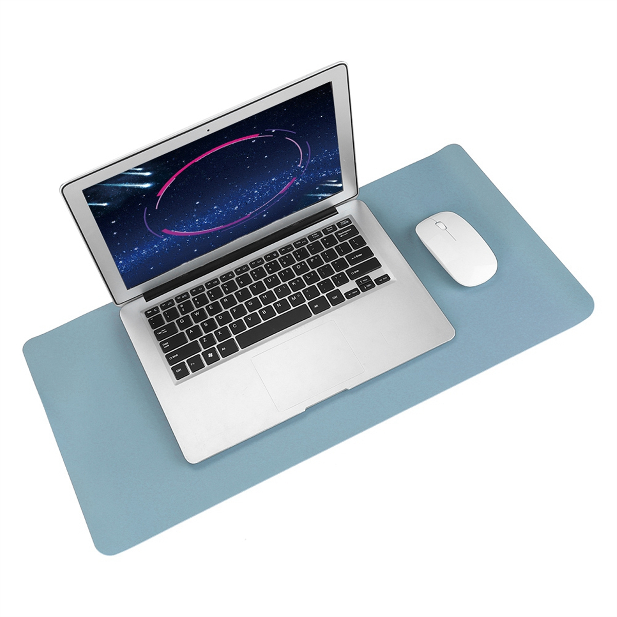 Laptop, Maus und blaues Mauspad auf weißer Oberfläche. Der Laptop-Bildschirm zeigt ein farbenfrohes Design.