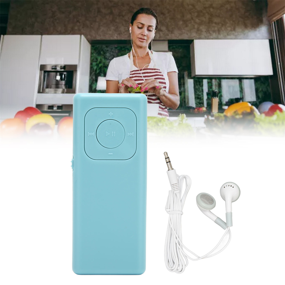Blauer MP3-Player mit Knöpfen und weißen Ohrhörern, Frau im Hintergrund.