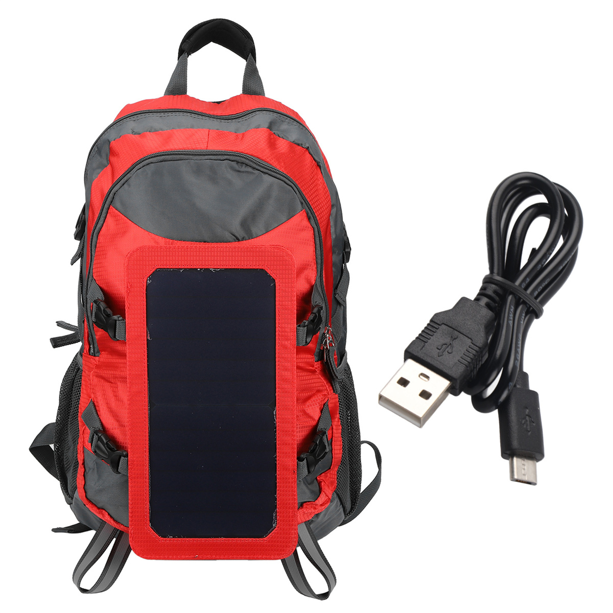 Roter und grauer Rucksack mit Solarpanel. Ein USB-Kabel ist vorhanden. Schwarz-weißer Hintergrund.