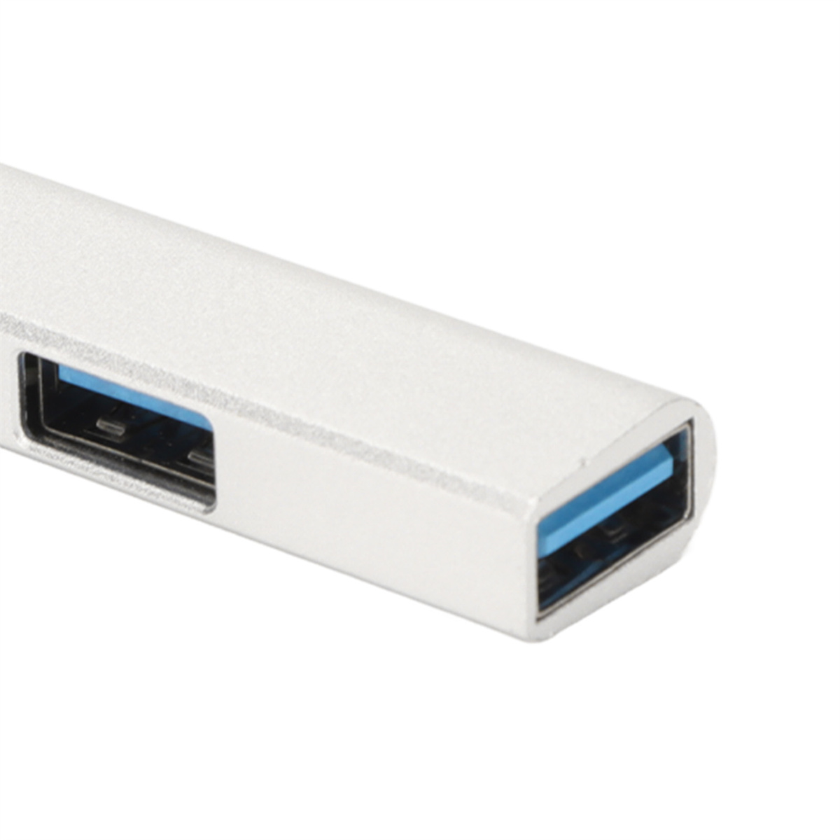 Nahaufnahme eines silbernen USB-Hubs, bei dem das blaue Innere der USB-Anschlüsse sichtbar ist.