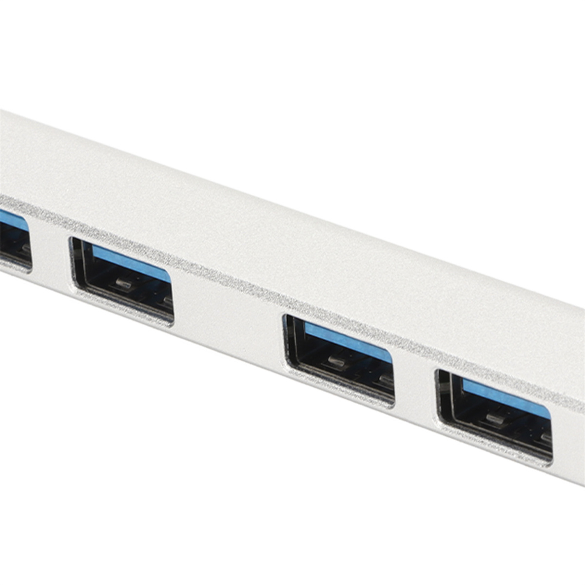Nahaufnahme eines silbernen USB-Hubs mit vier blauen USB-Anschlüssen, vor weißem Hintergrund.