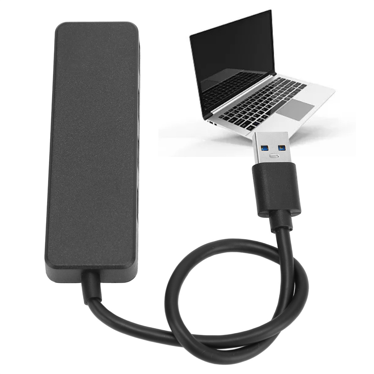 Ein schwarzer USB-Hub mit einem schwarzen Kabel und einem angeschlossenen Laptop. Der Laptop ist im Hintergrund.