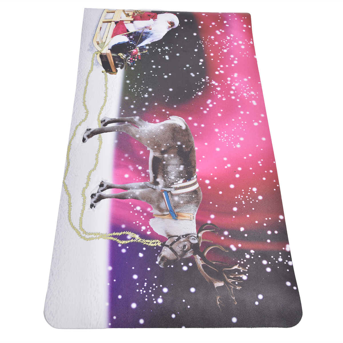 Weihnachtsmatte. Rentiere ziehen einen Schlitten mit dem Weihnachtsmann. Schneelandschaft mit lila und rosa Himmel.