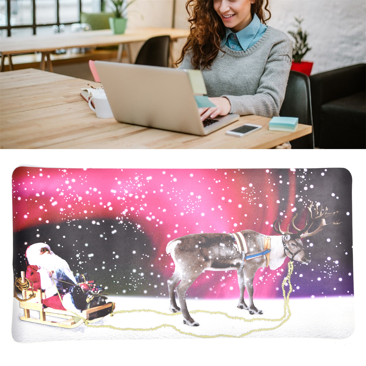 Eine Frau arbeitet am Laptop. Ein Mousepad zeigt Santa im Schlitten, Rentiere und Schnee.