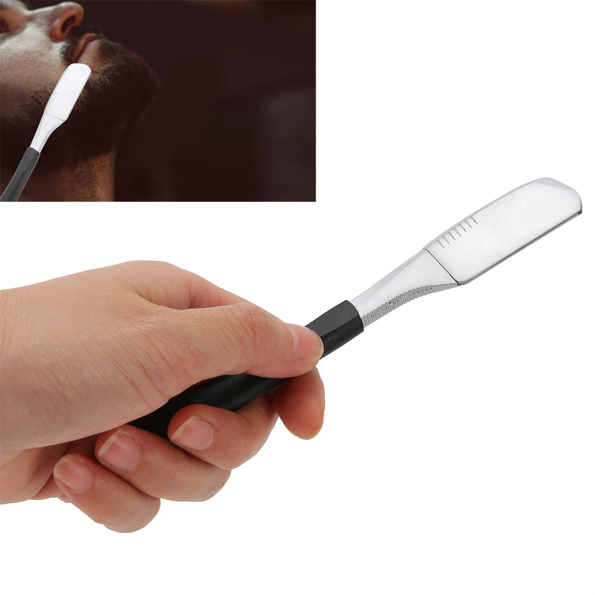 Eine Hand hält einen Rasiermesser, wobei der Fokus auf der Klinge liegt.