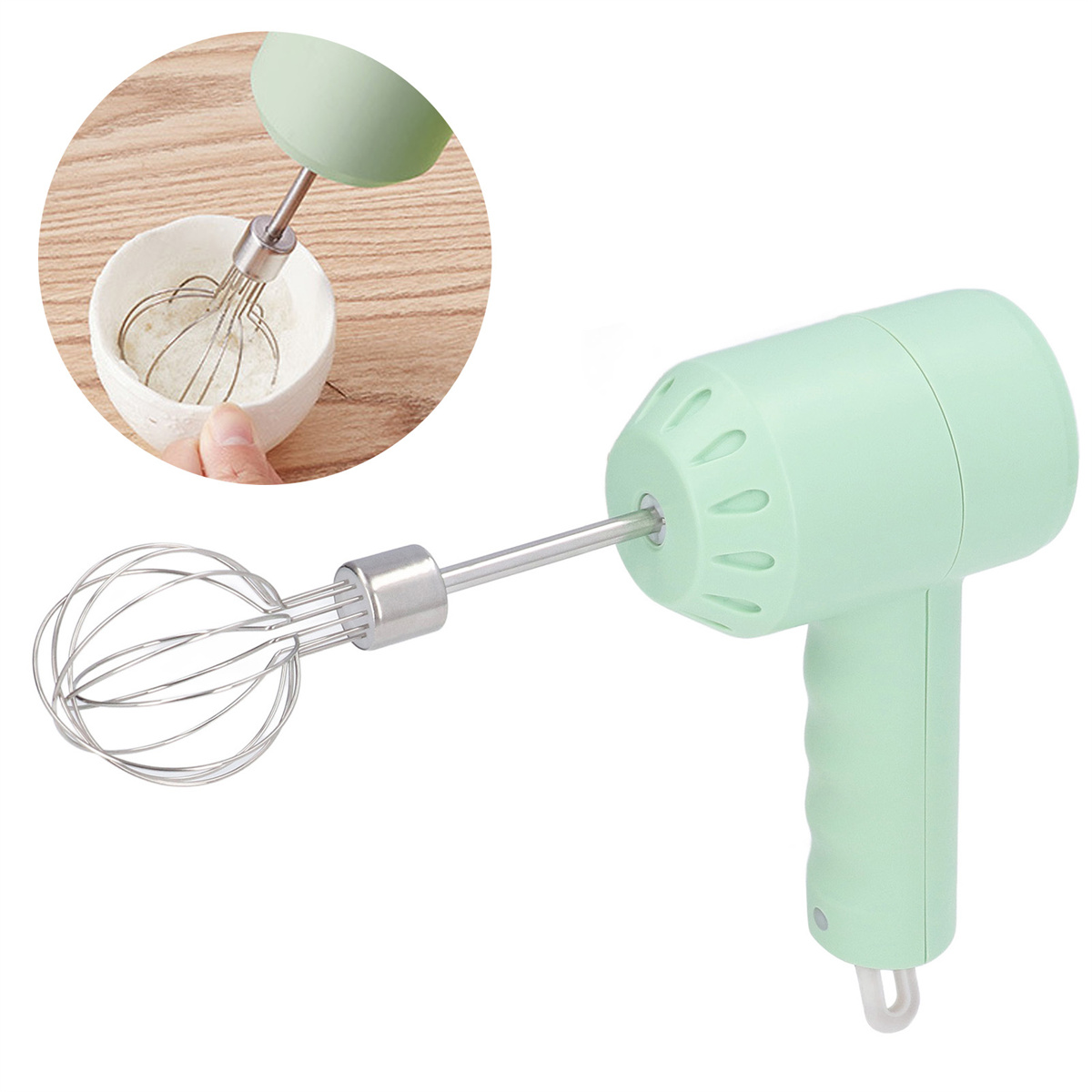 Ein mintgrüner Handmixer mit einem Schneebesen in einer Schüssel.