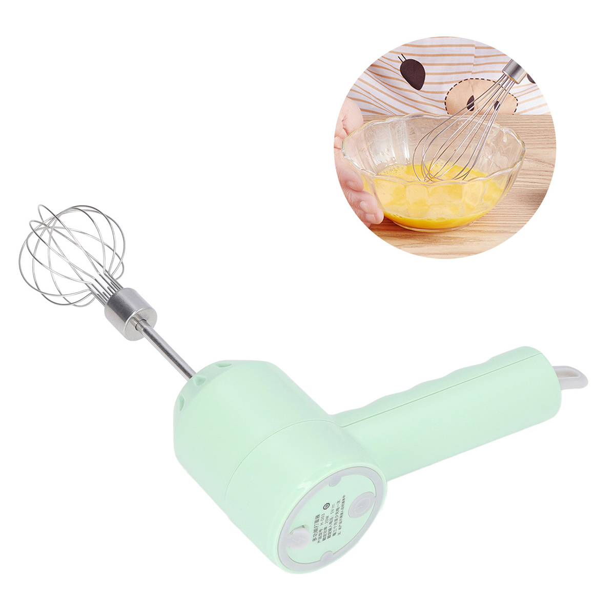 Elektrischer Handmixer, mintgrün, mit einer Schüssel Eier im Hintergrund, auf weißer Oberfläche.