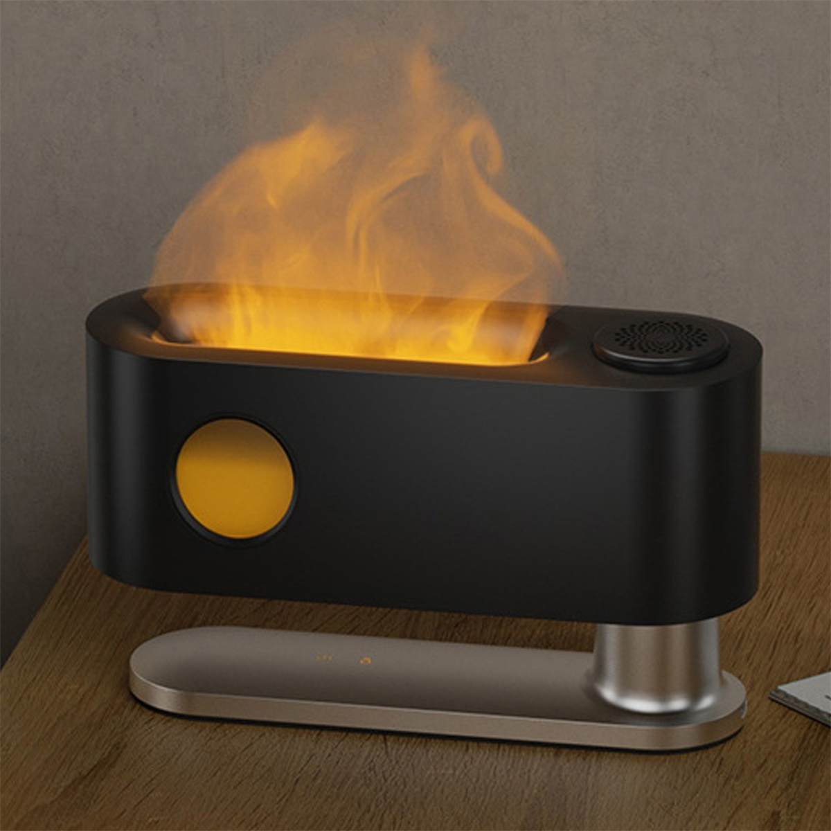 Schwarze und silberne Flammeneffektlampe, die Feuer auf Holz simuliert.