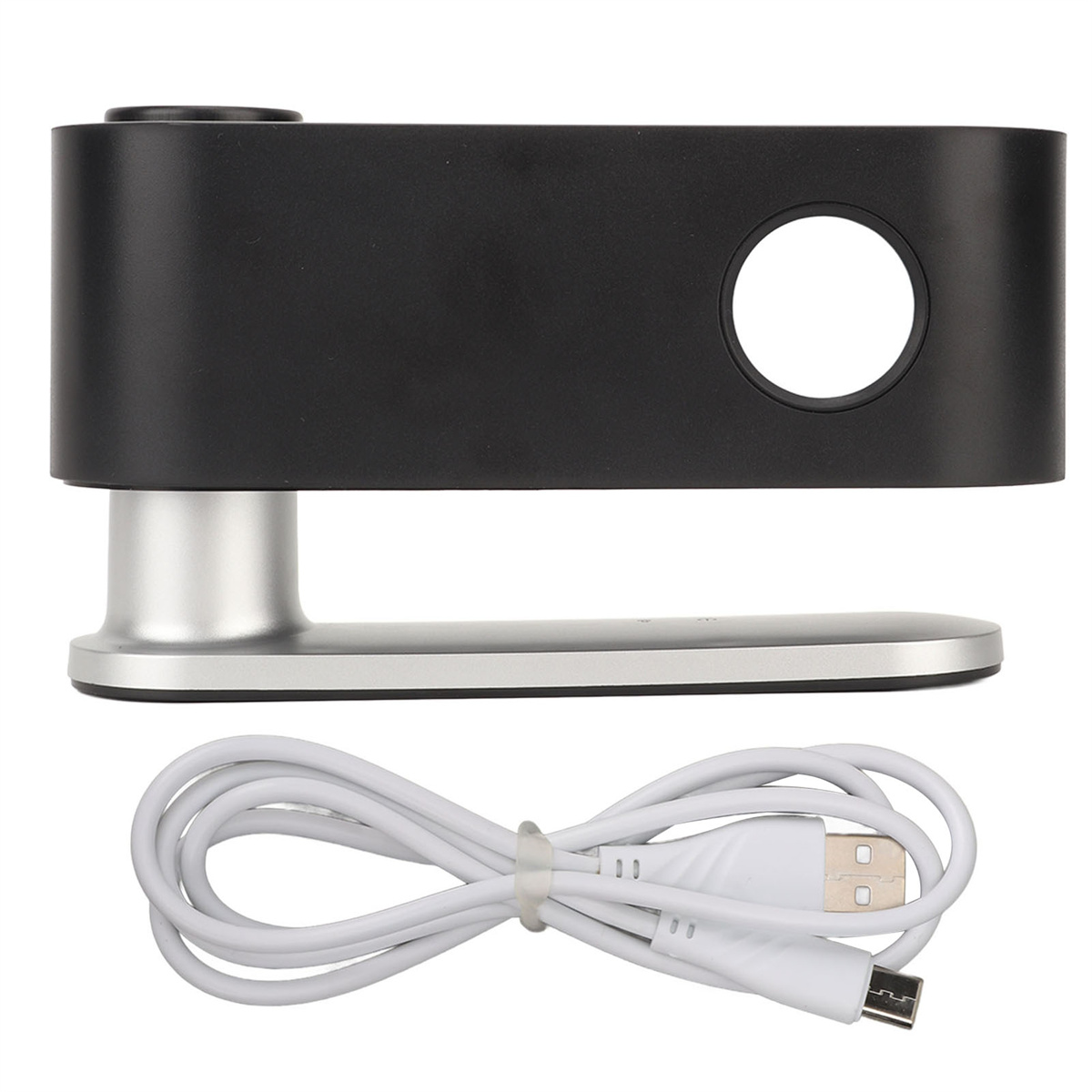 Schwarzes und silbernes Ladegerät mit weißem Ladekabel.