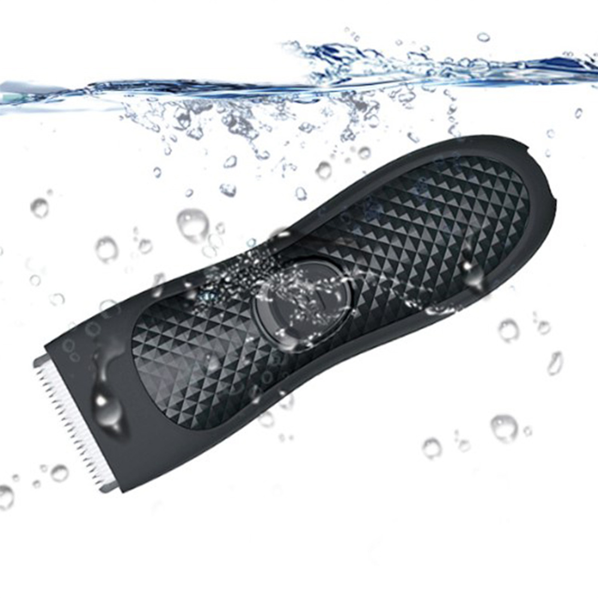 Schwarzer Elektrorasierer unter Wasser, mit Wassertropfen. Weißer Hintergrund.