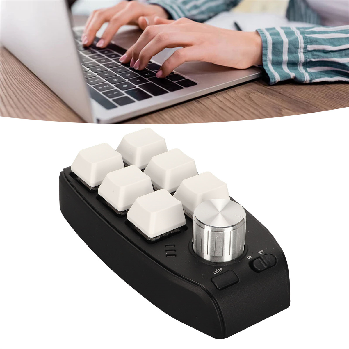 Hände benutzen eine Tastatur und ein schwarzes Bearbeitungs-Bedienfeld.