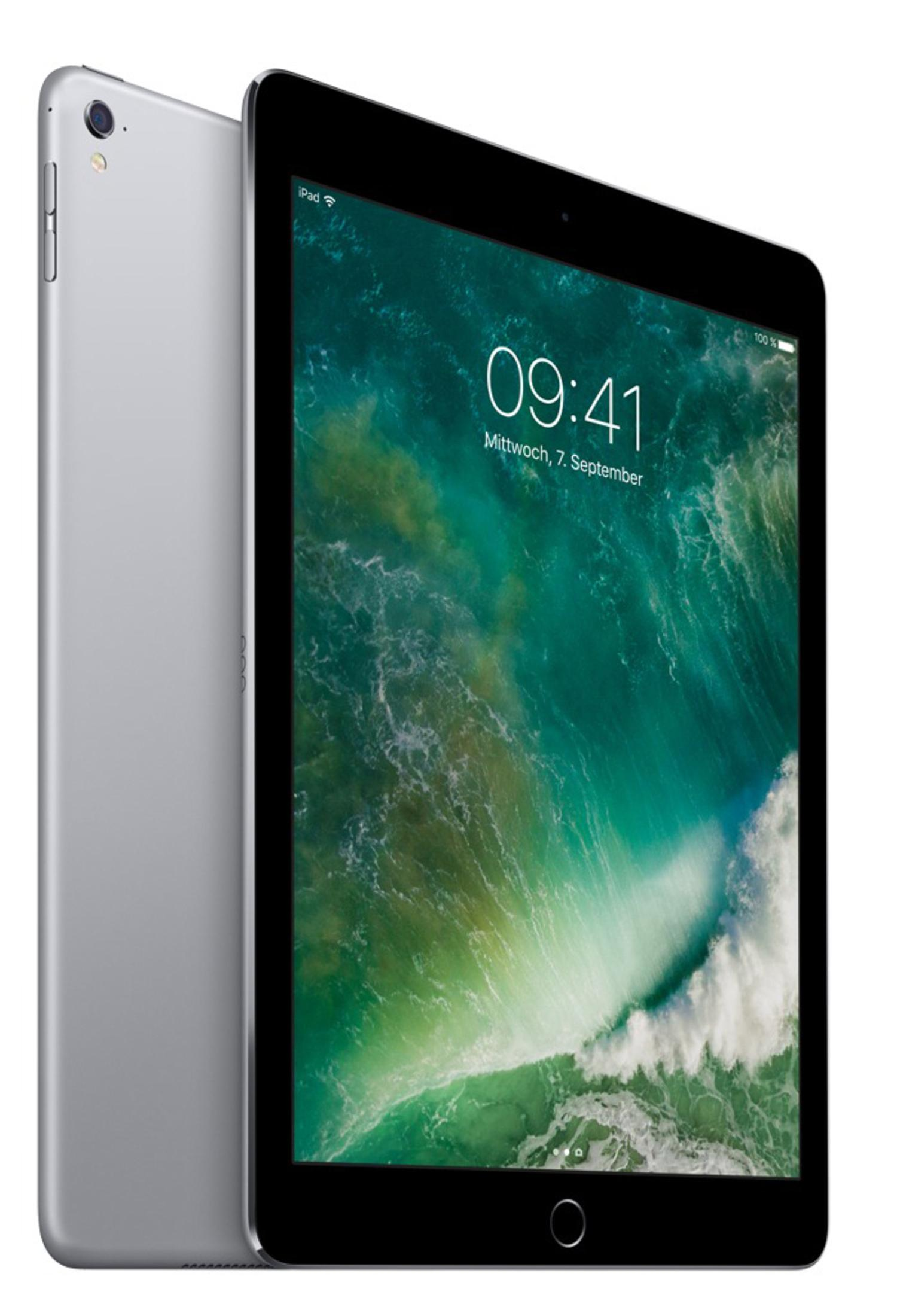 Ein silbernes iPad wird mit Rückseite und Display zum Betrachter gezeigt. Das Display zeigt Datum und Uhrzeit.