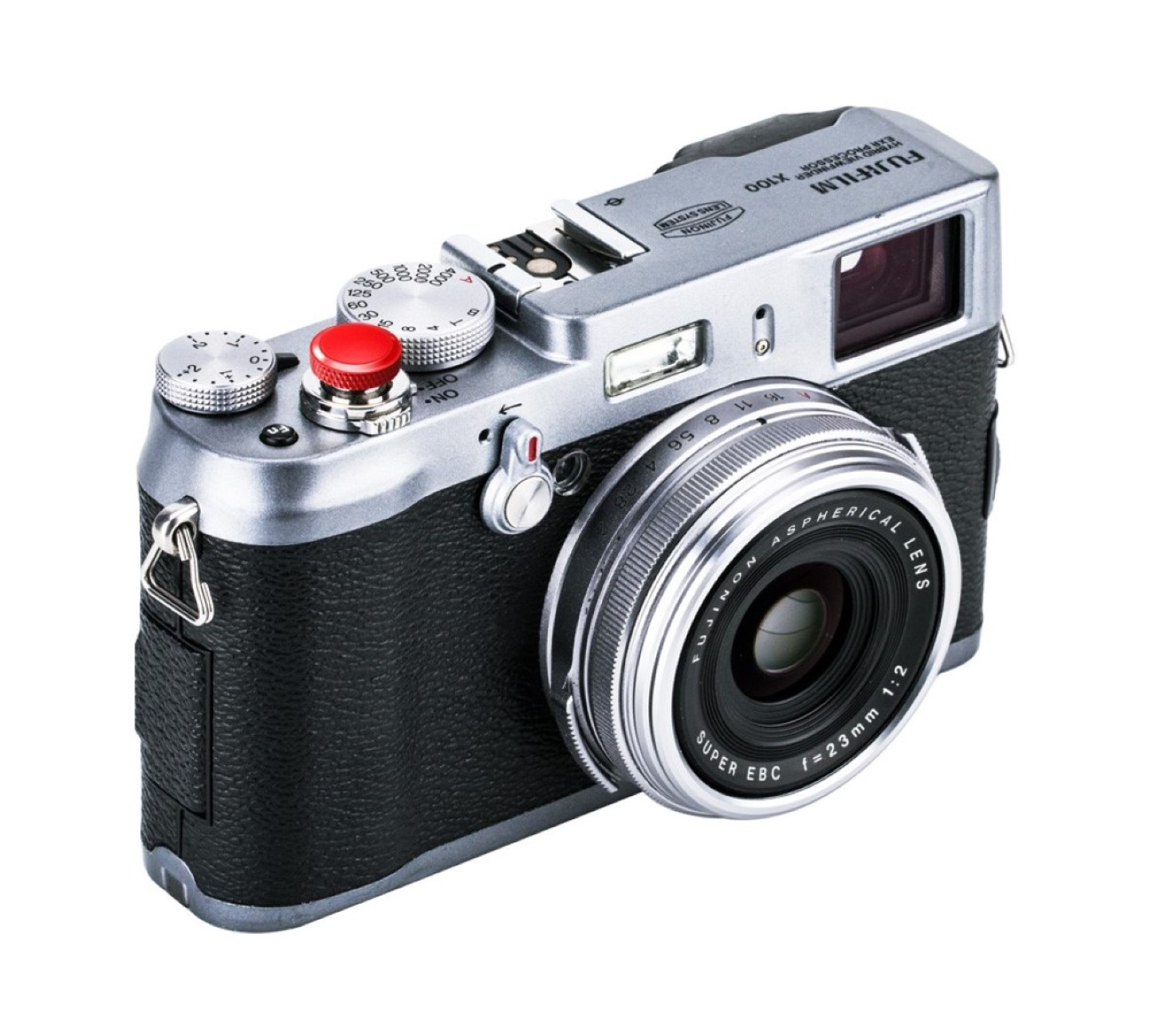 Eine silberne Fujifilm X100 Kamera auf weißem Hintergrund, zeigt Objektiv und Bedienräder.