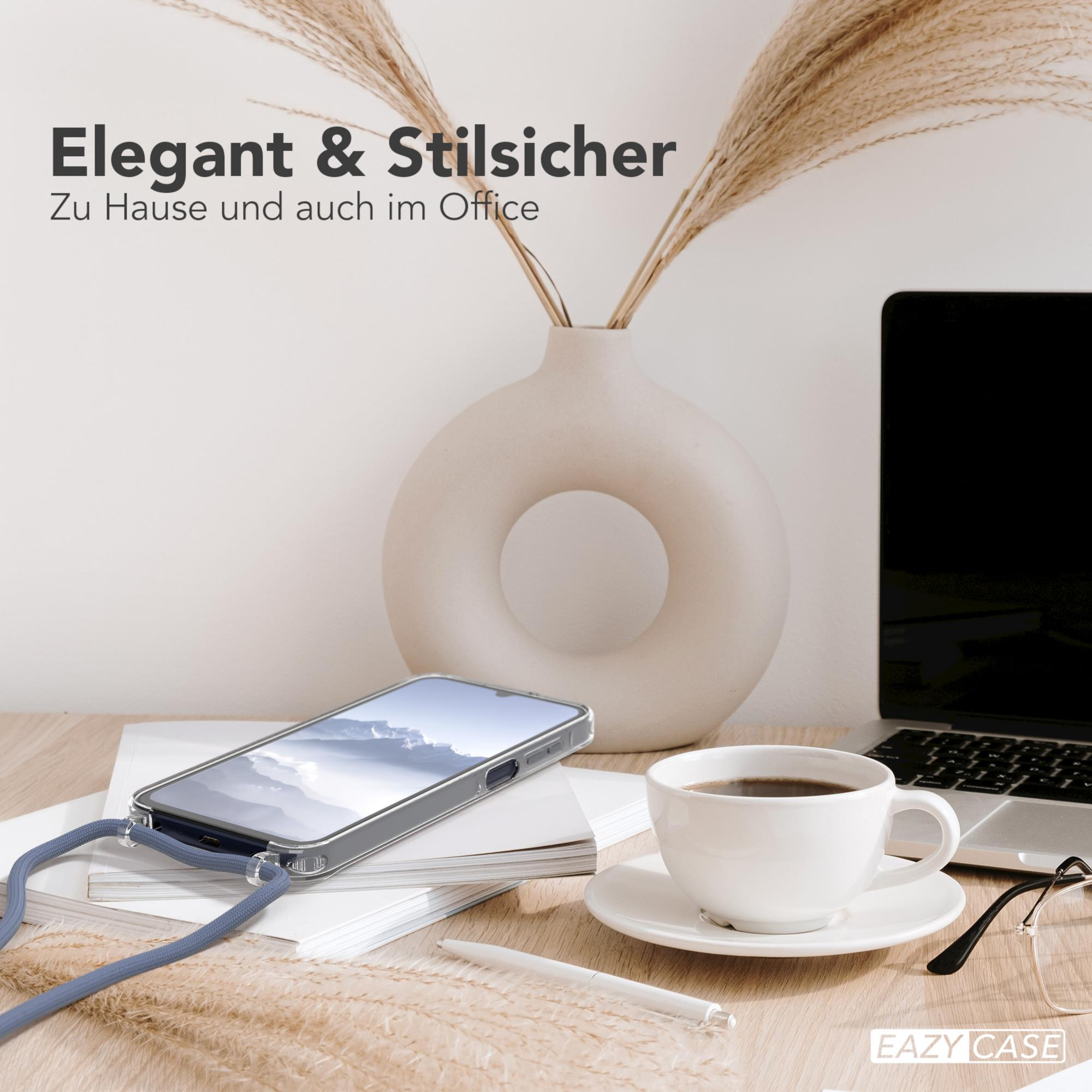 Telefon mit Hülle, Kaffee und Laptop auf einem Schreibtisch mit Vase und Pflanzen.