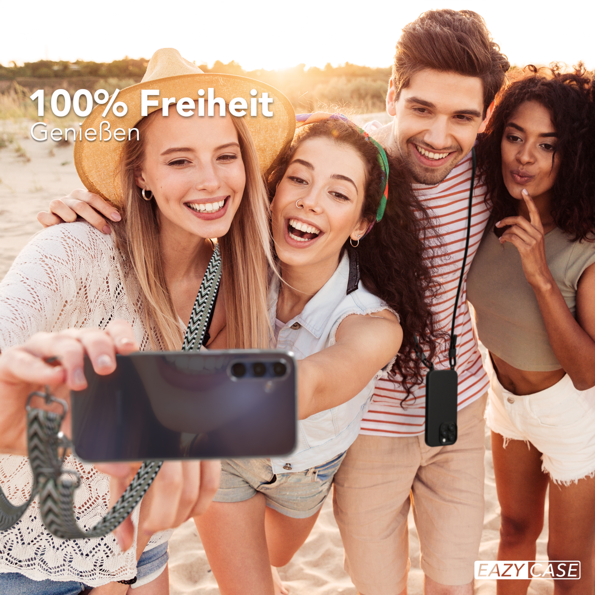 Vier Personen machen ein Selfie mit einem Smartphone. Sie lächeln und halten ein Telefon mit einem Gurt.