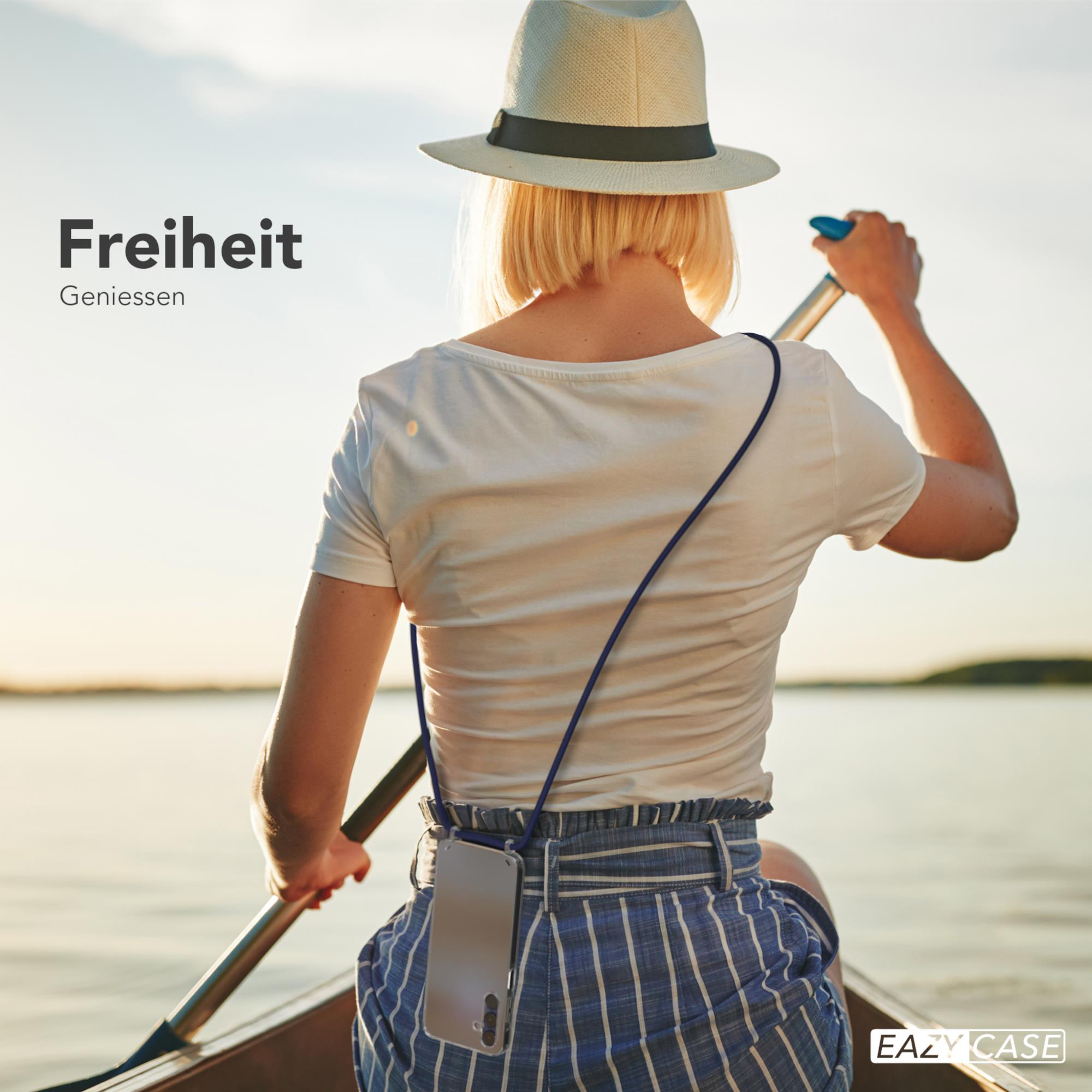 Frau im Boot, rudert. Text links: Freiheit, Geniessen.