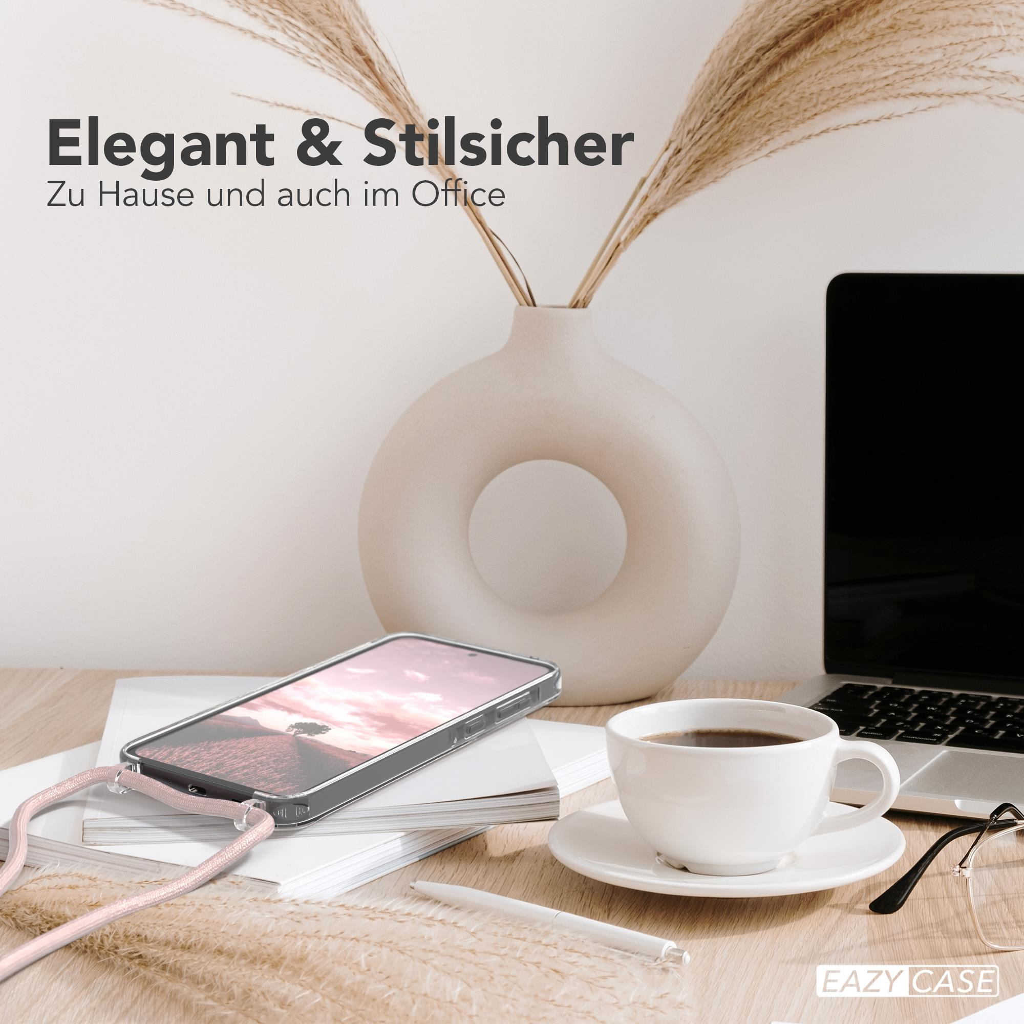 Handyhülle mit Telefon auf Schreibtisch, Kaffee, Laptop und Trockenblumen.