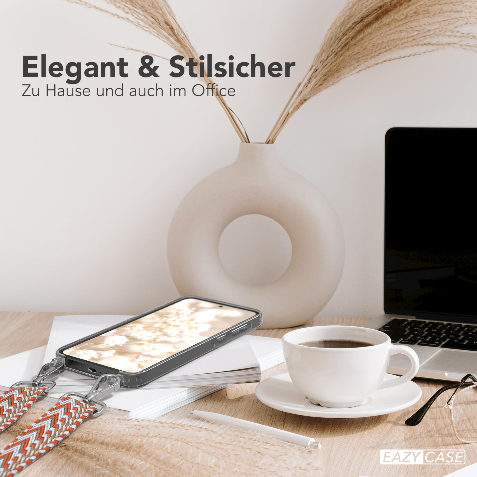 Ein Telefon in einer durchsichtigen Hülle mit einem Trageriemen, platziert auf einem Schreibtisch mit einer Tasse, einer Vase und einem Laptop. Text: Elegant & Stilvoll.