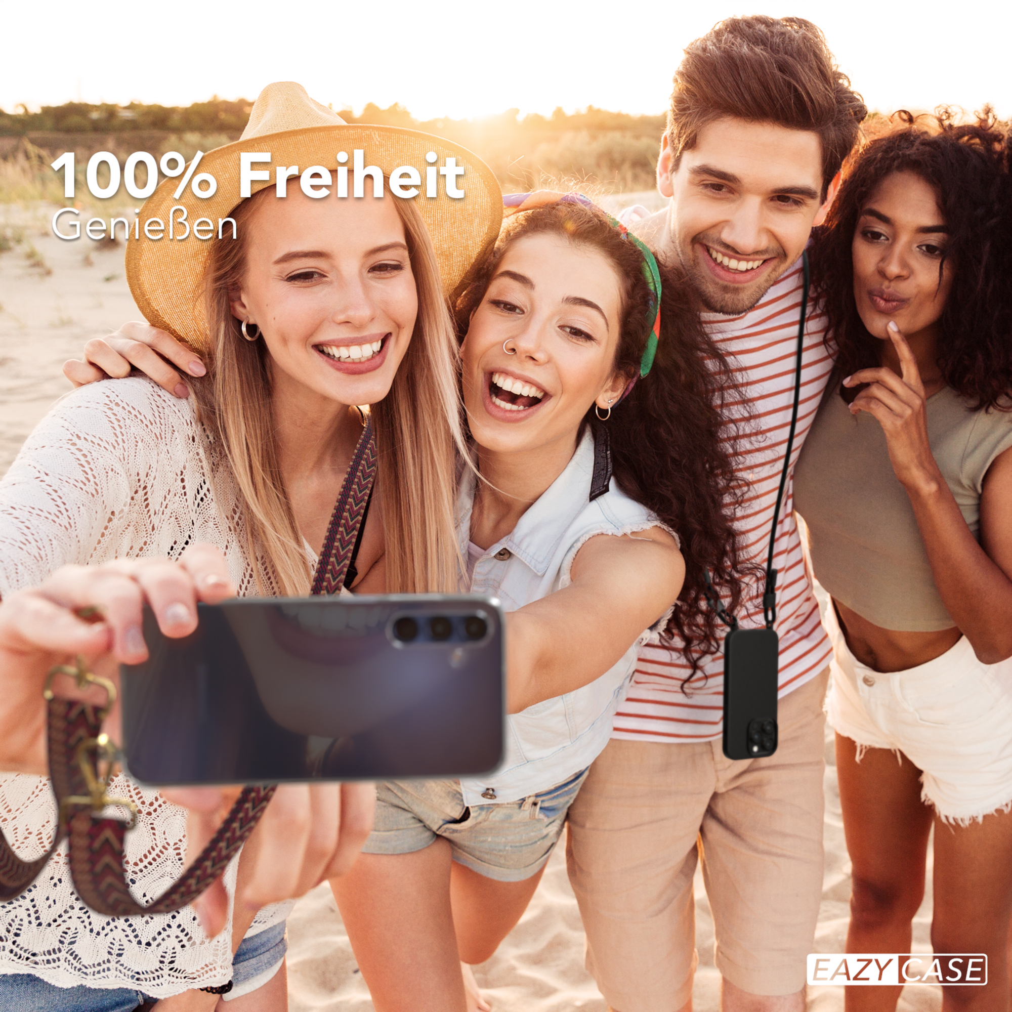 Vier Personen machen ein Selfie mit einem Telefon an einer Kordel. Strandhintergrund, EAZY CASE Logo.