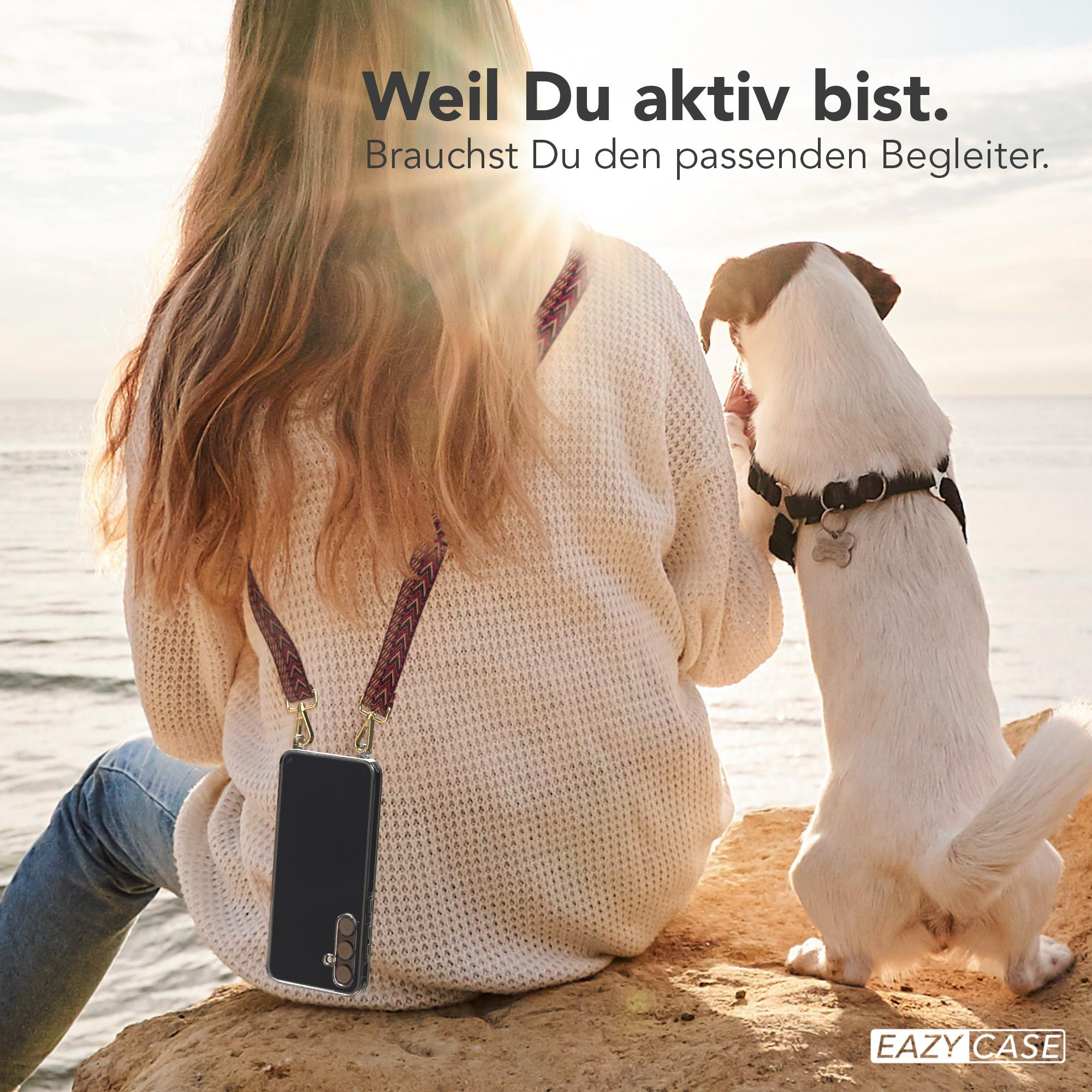 Eine Frau mit Telefon und Gurt geht mit einem Hund spazieren. Sonnenuntergang. Hintergrund unscharf.