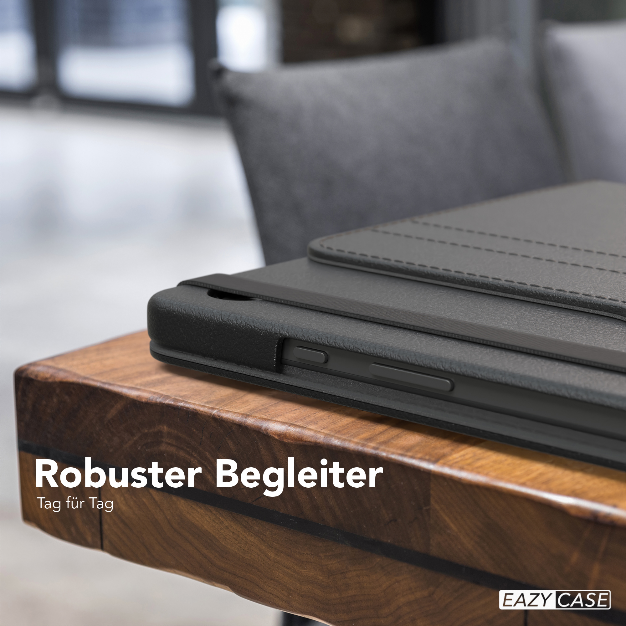 Schwarze Tablethülle auf Holztisch. Text: Robuster Begleiter.