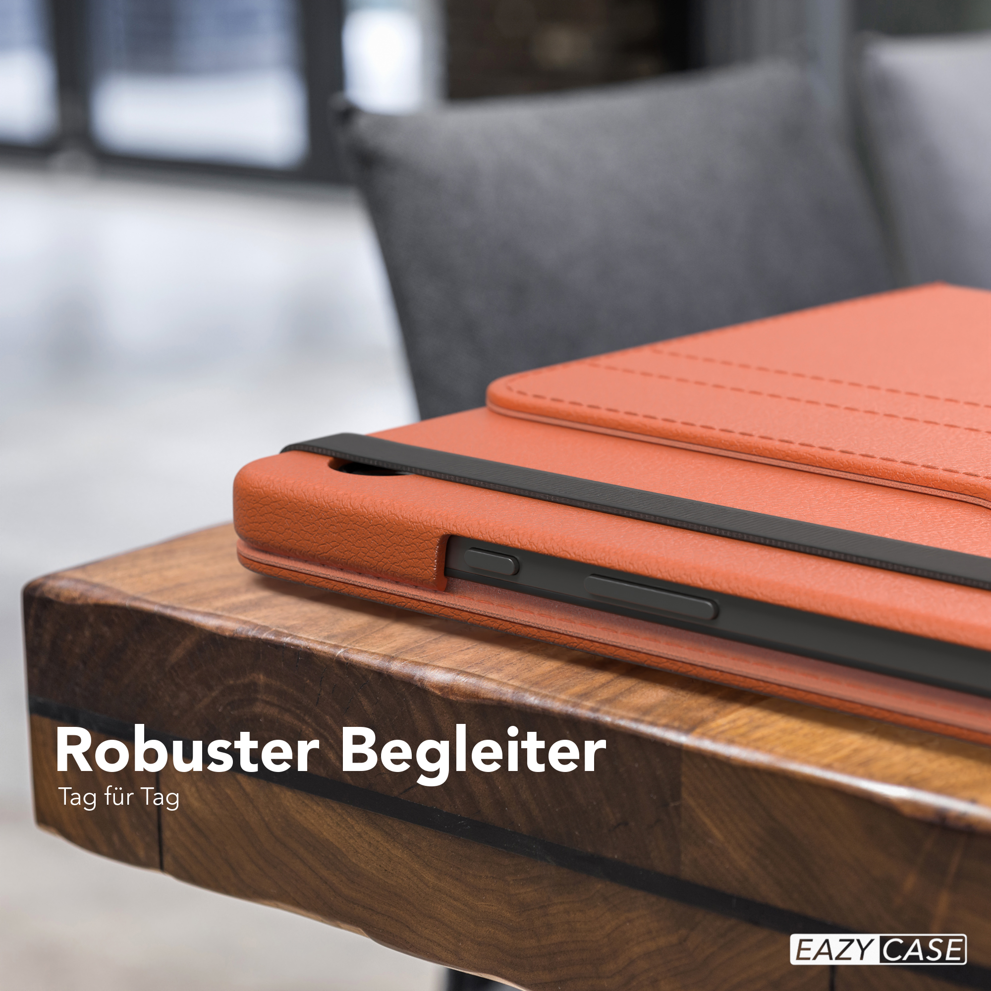 Orangene Tablethülle auf einem Holztisch mit Text und Logo.