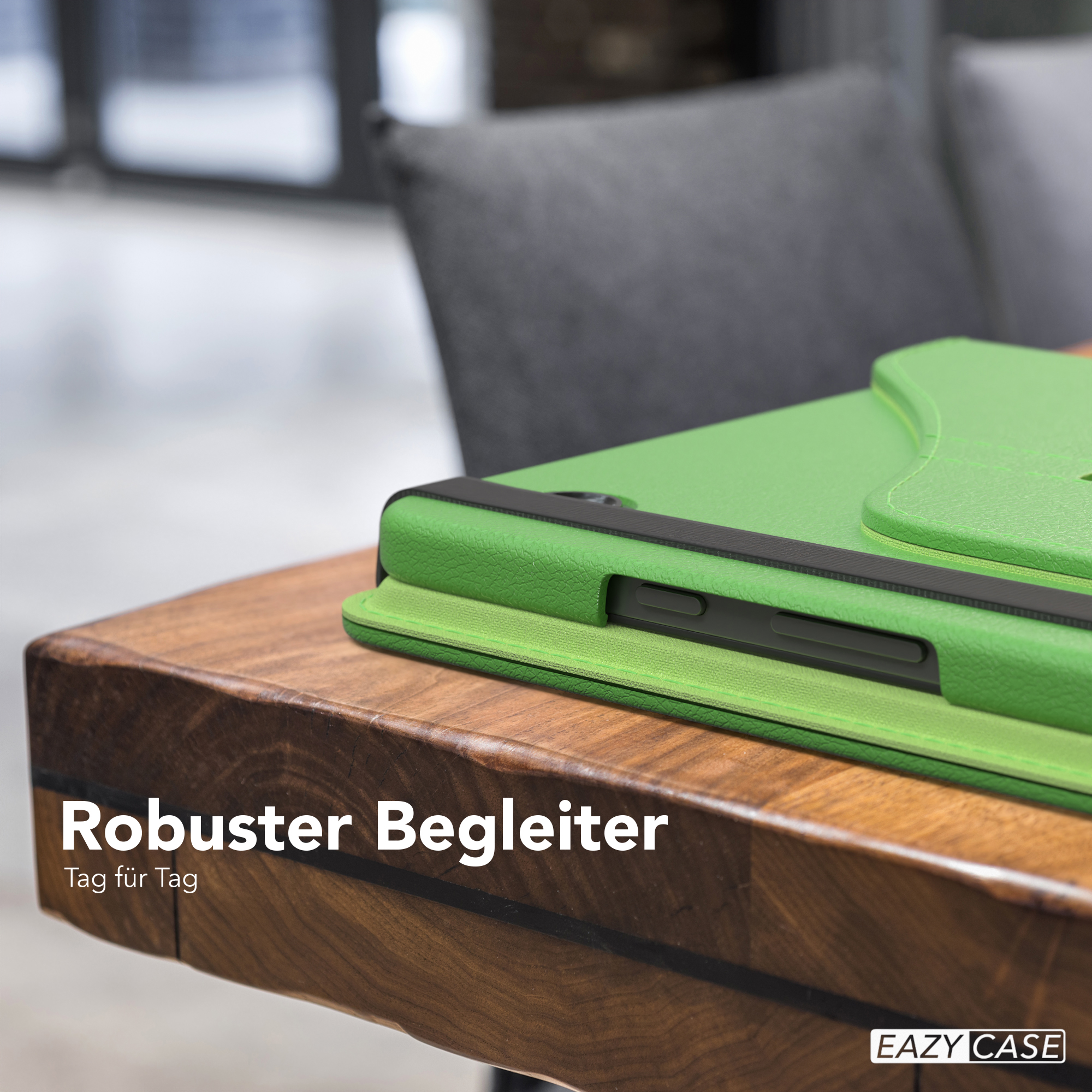 Grüne Tablet-Hülle auf Holztisch. Text: Robuster Begleiter, Tag für Tag. Eazy Case Logo.