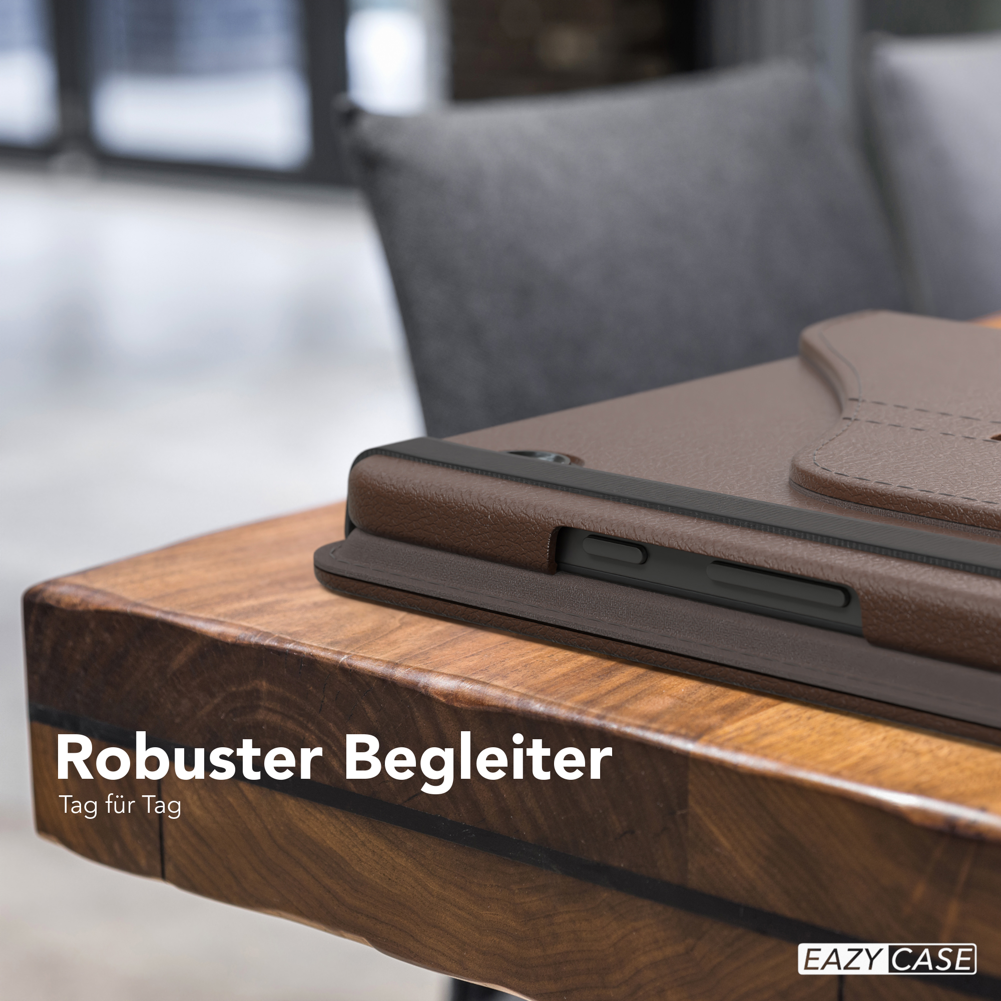 Eine braune Leder-Handyhülle auf einem Holztisch, mit verschwommenem Hintergrund.