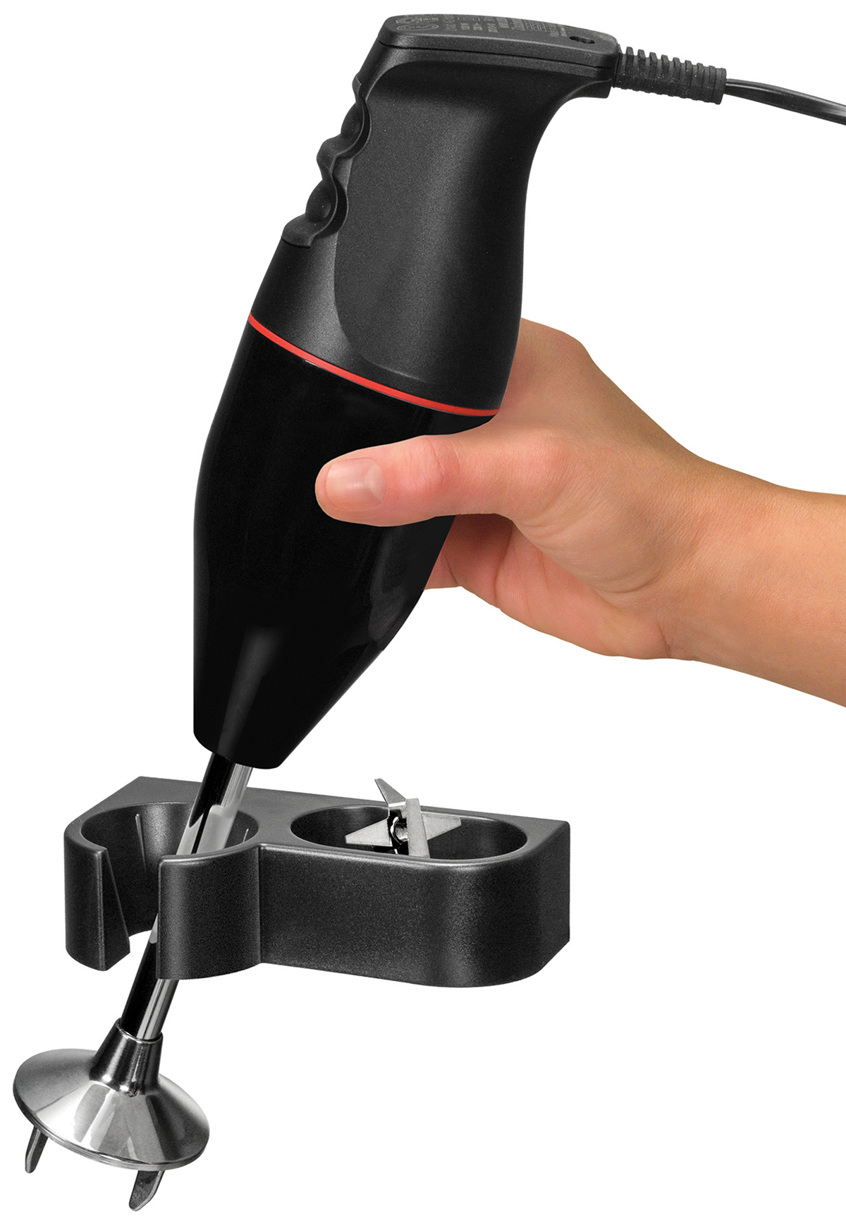 Hand hält einen schwarzen Stabmixer mit Edelstahlklinge, platziert in einem Halter.