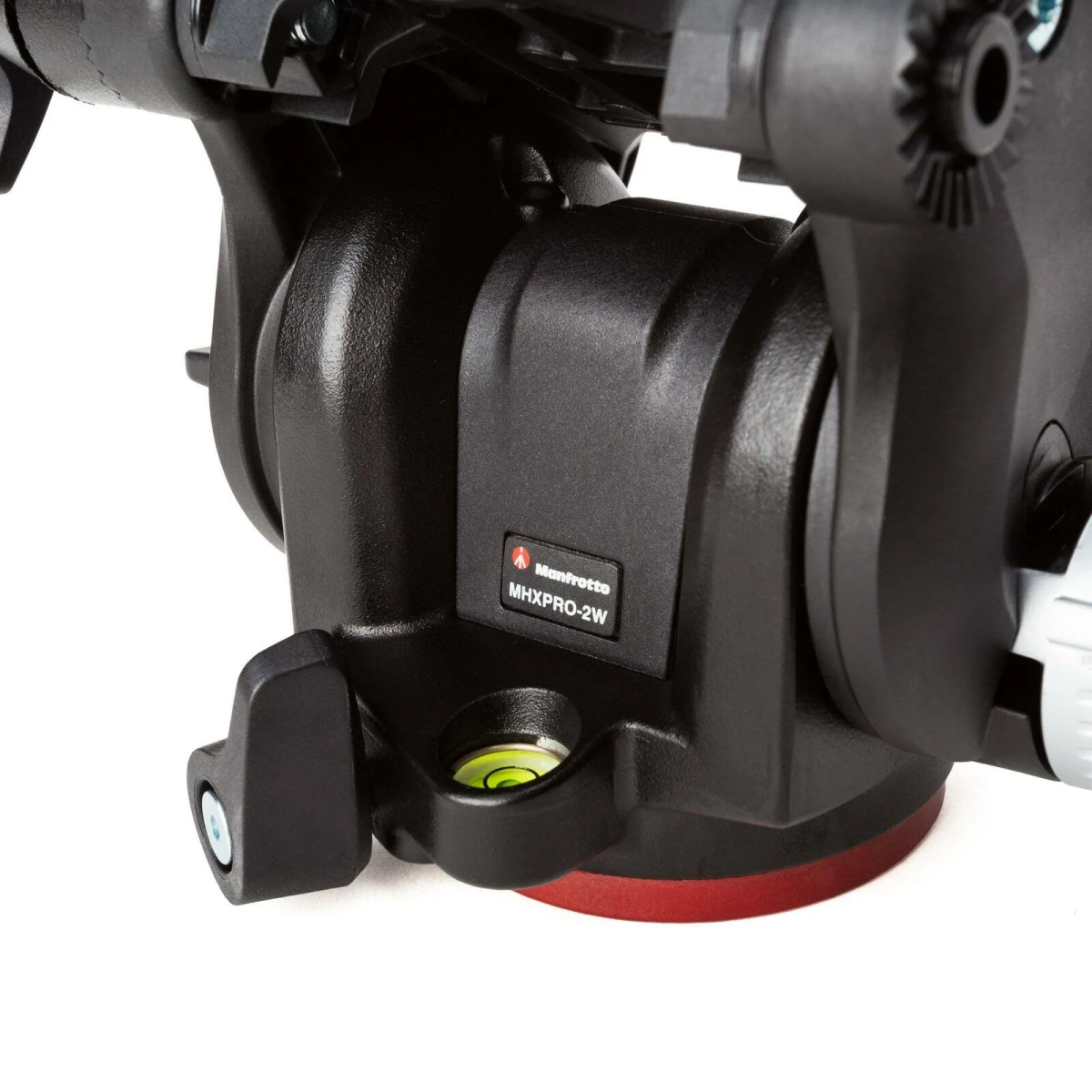 Nahaufnahme eines schwarzen Stativkopfes. Eine Wasserwaage und ein roter Ring sind sichtbar. Manfrotto-Logo.