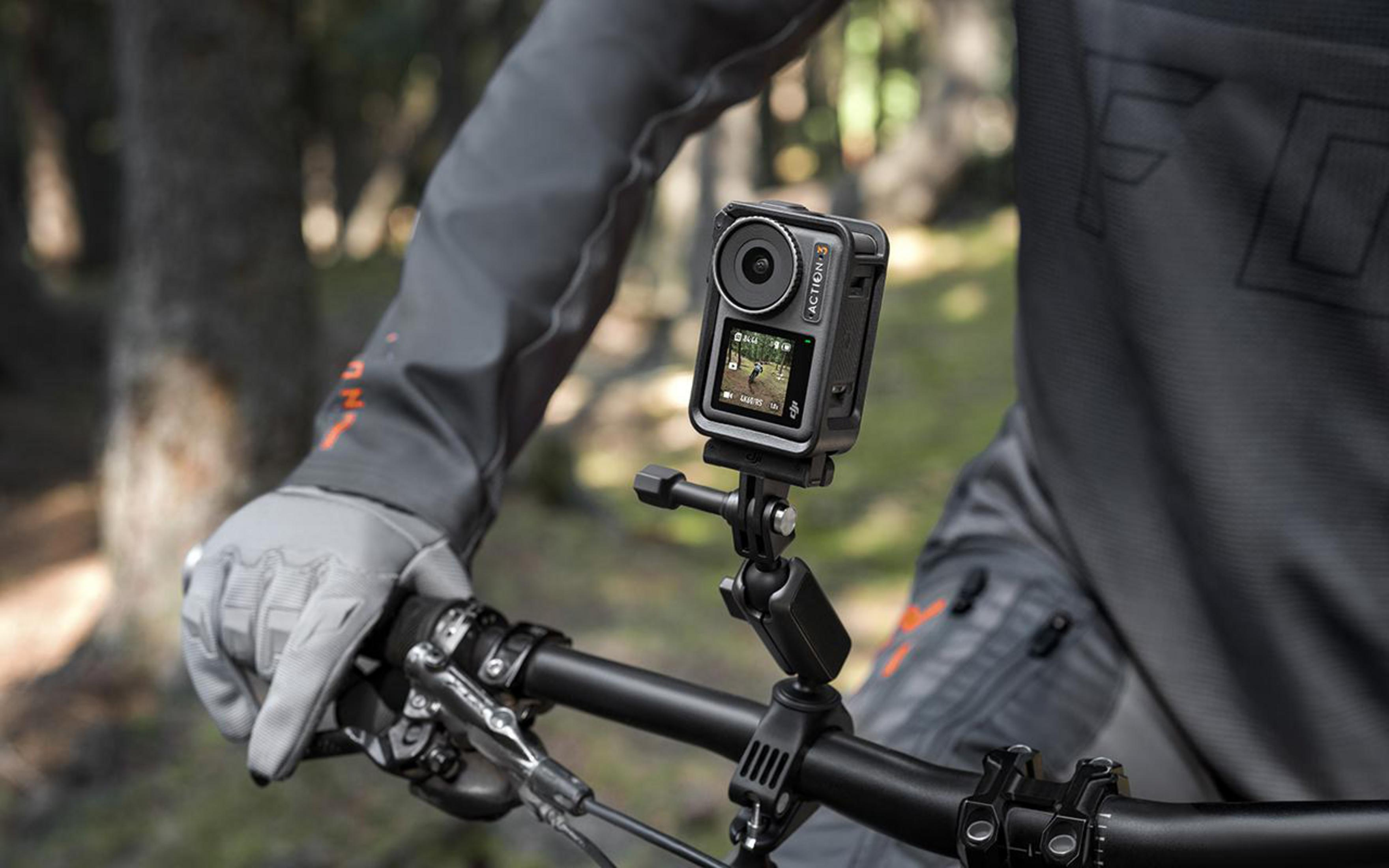 Action cam montata sul manubrio di una bicicletta. Persona che tiene il manubrio.
