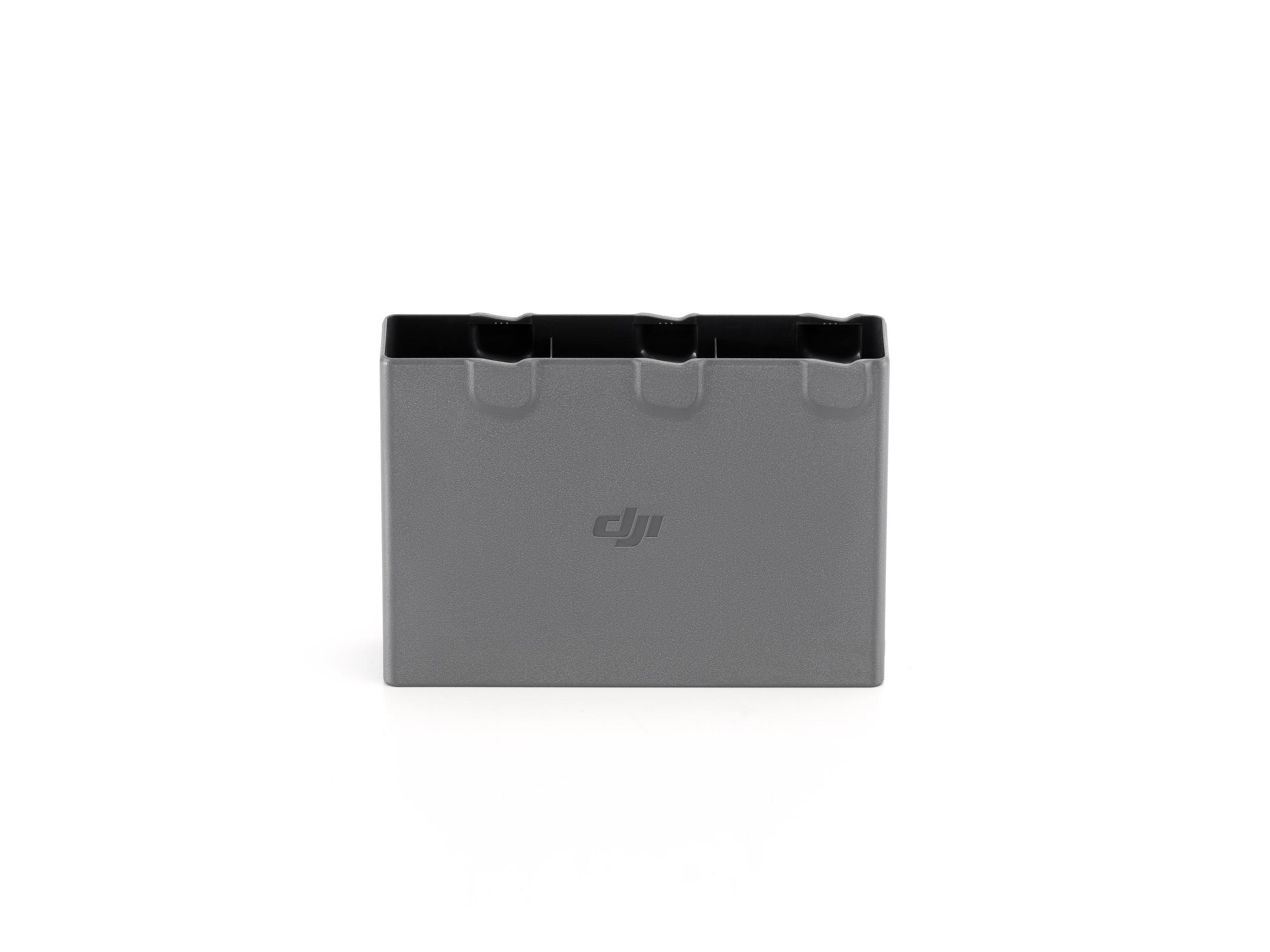 Una custodia grigia per batteria DJI su sfondo bianco. Il logo DJI è visibile.