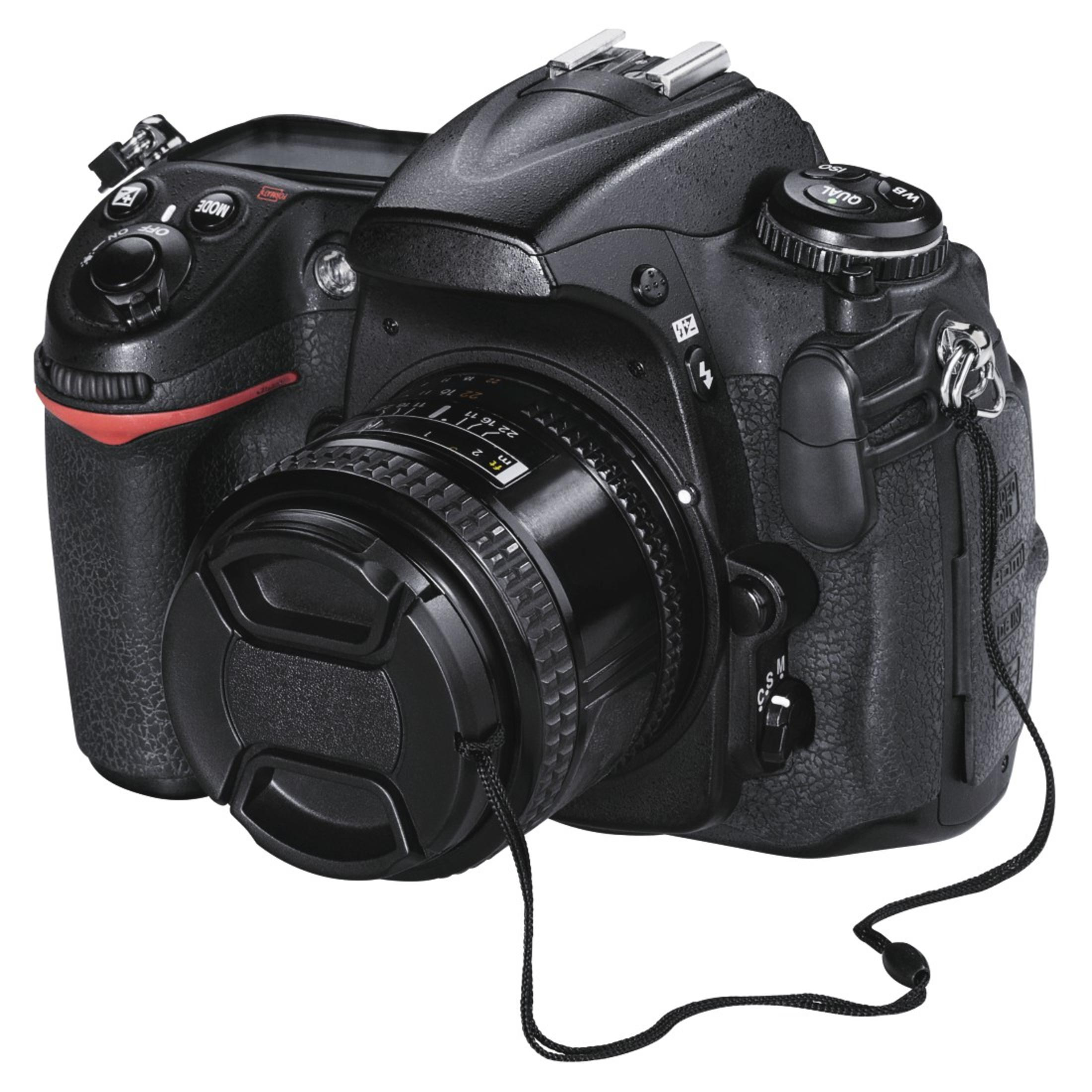Fotocamera DSLR nera con copriobiettivo, sfondo bianco.